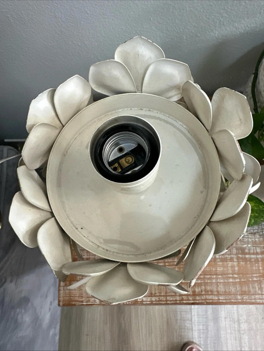 Distressed White Metal Flowers Blossom Table Top Lamp/Vintage Style Lamp Works